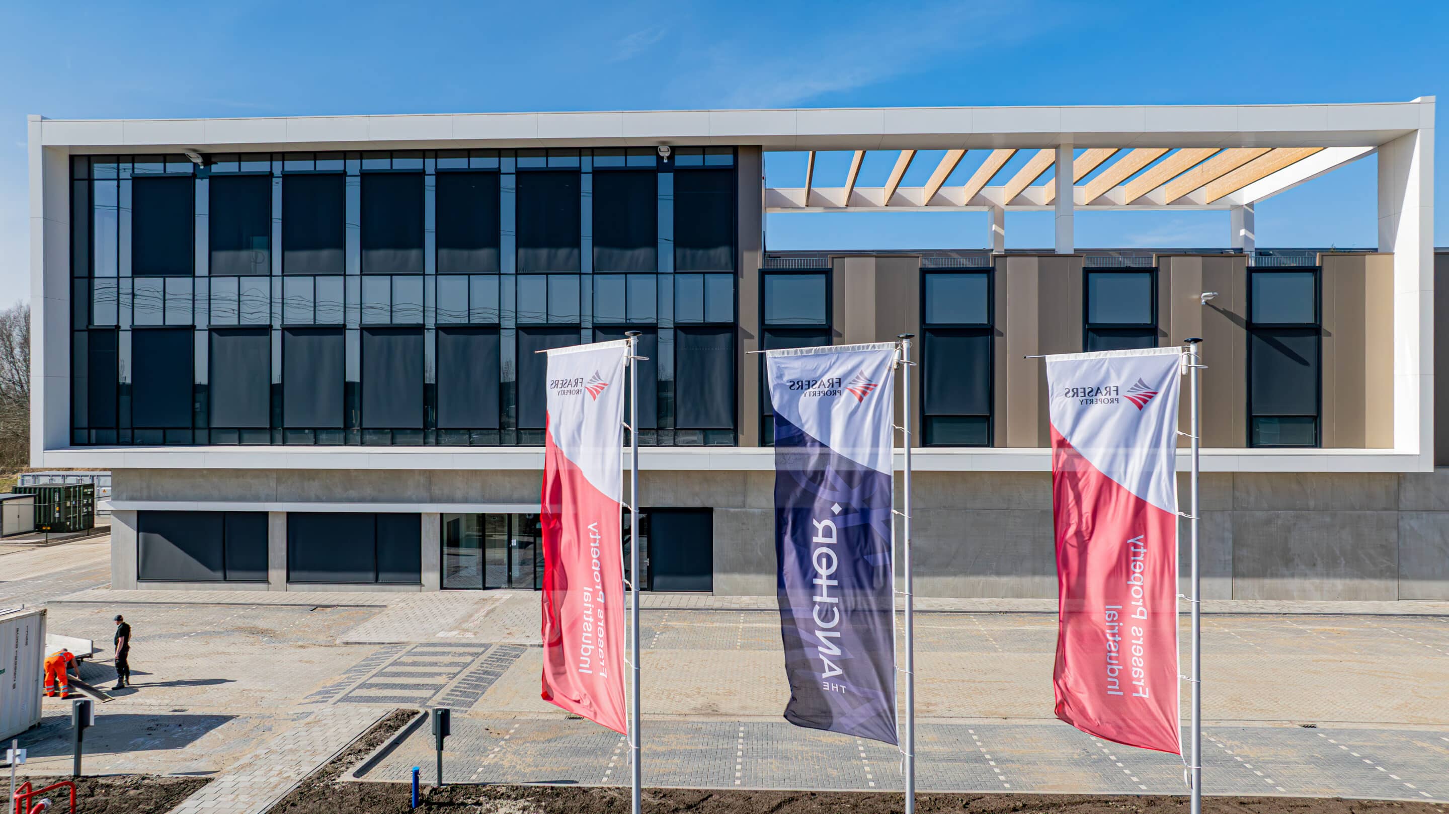 Foto vor dem Gebäude mit 3 Fahnen