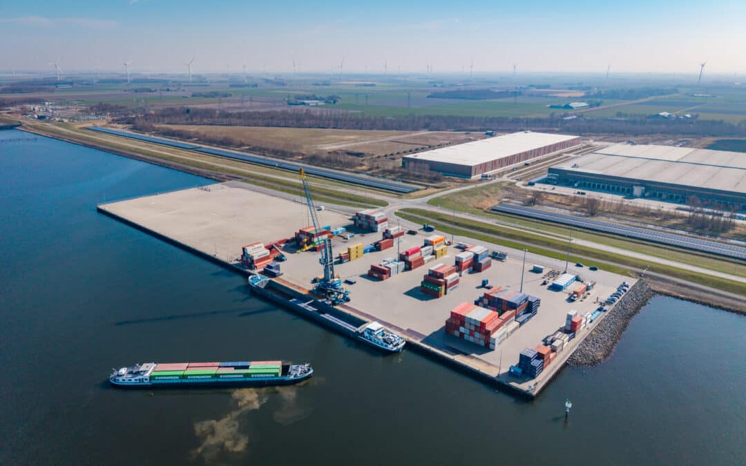 TMA terminal Flevokust Haven vanaf het water gezien.