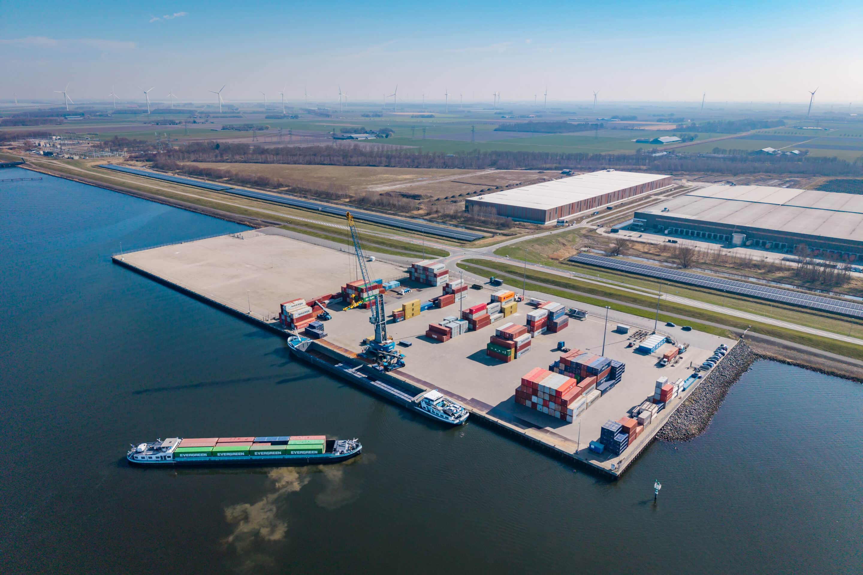 TMA terminal Flevokust Haven vanaf het water gezien.