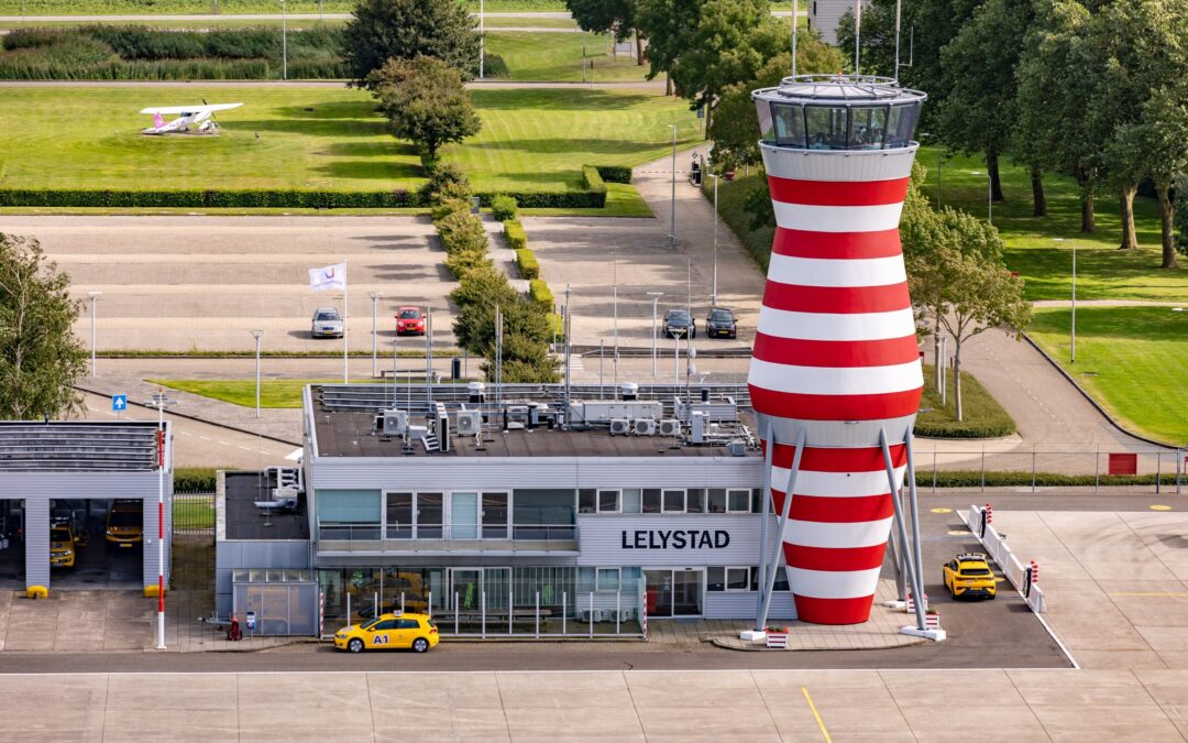 Luchtfoto Lelystad Airport